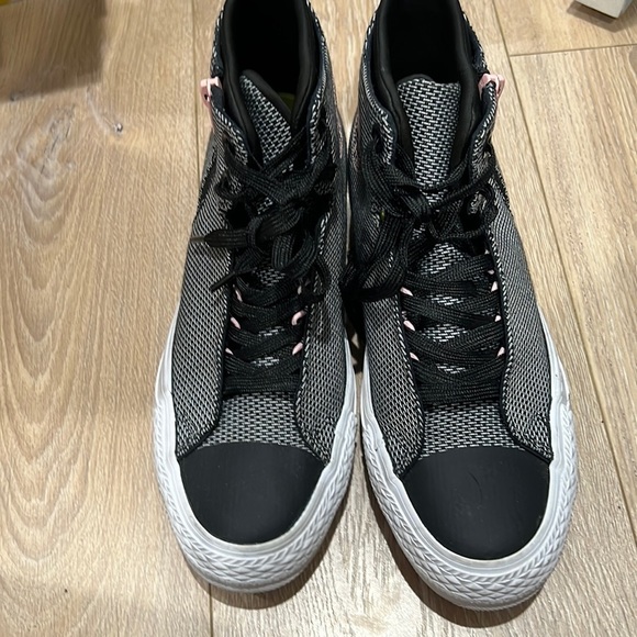 Cutest high top converse in pink and black with zippers on the side. Very rare - Picture 2 of 5